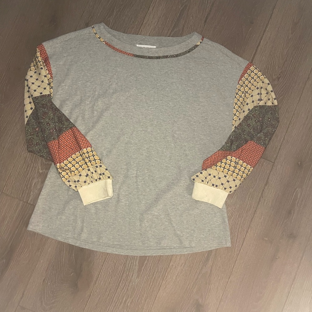 Gray long sleeve shirt with print on sleeves